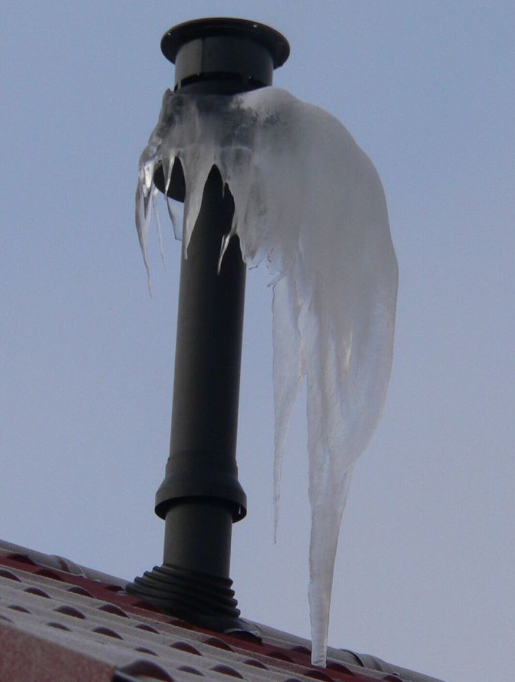 Komínová stříška na kondenzačním kotli (Zdroj: almeva.cz)