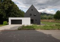 Jak postavit černý dům, který se nepřehřívá, popisuje architekt Adam Lokajíček