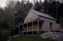 Chata ztracená v dešti a mlze. Pohodu vytváří moderním krbem uvnitř