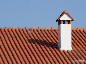 Detail střechy s komínem.