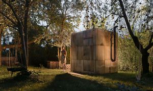 Projekt na volný víkend? Co třeba sauna postavená ze zbytků
