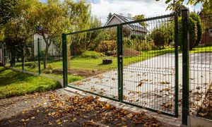 Chcete plot bez údržby? Tady jsou materiály, které přežijí roky bez nátěru