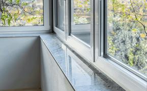 Vnitřní parapety z přírodního kamene Bianco Carrara dodávají interiéru eleganci a nadčasový styl. Zakázková výroba TONE OF STONE