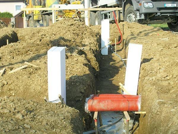 Foto: Vondrášek, začištěná základová spára, připravená na vylití betonem