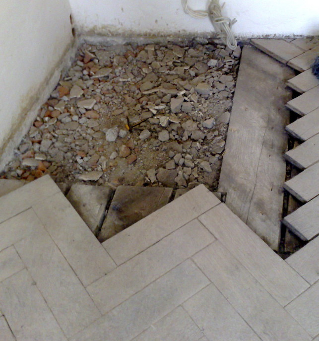Vyhnilý podklad: odřez prken a výměna podkladu pod parketami