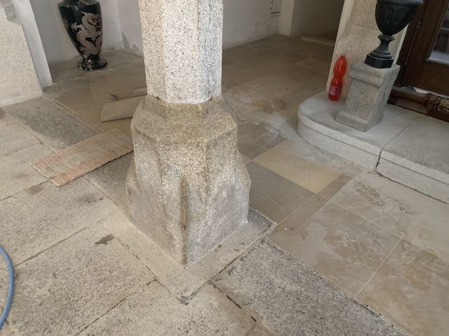 Kamenný sloup před renovací (Zdroj: RENOVACE KAMENE - PETR POKORNÝ)