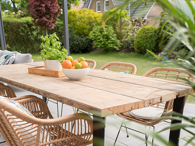 Díky produktu Bondex Decking Oil bude váš zahradní nábytek vypadat stále jako nový