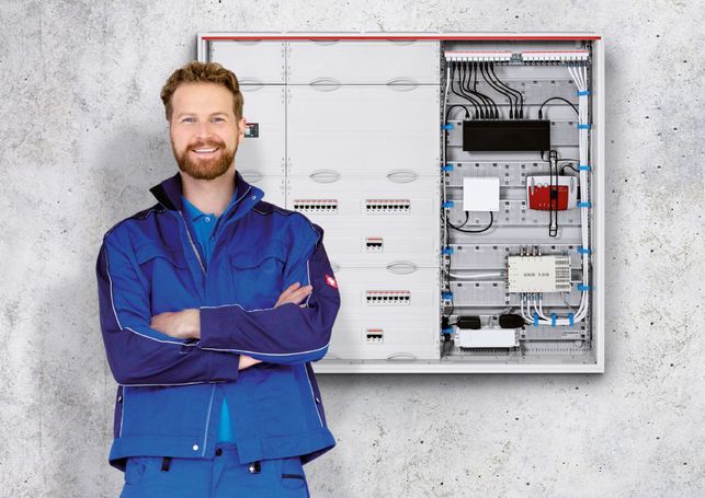 Velké rozváděče poskytují prostor pro řešení elektroinstalace včetně rozvodů zabezpečovacího systému, internetu a telekomunikací a v neposlední řadě i inteligentní správu energií pro fotovoltaiku, tepelné čerpadlo a záložní zdroje. ComfortLine ABB.