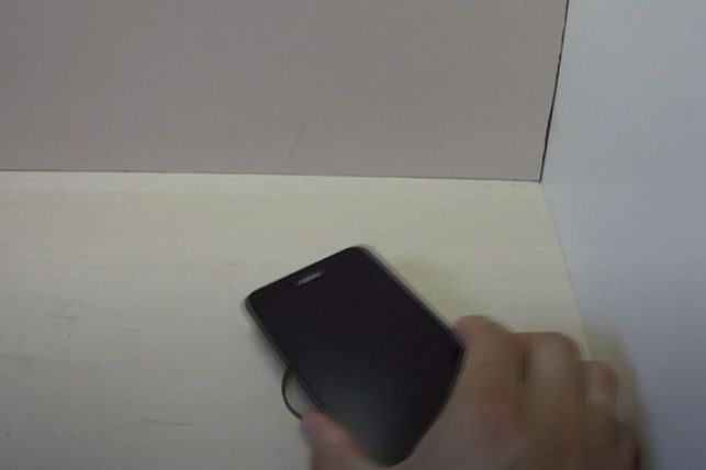 Gumička pod hladkým mobilem (Zdroj: Rupoti)