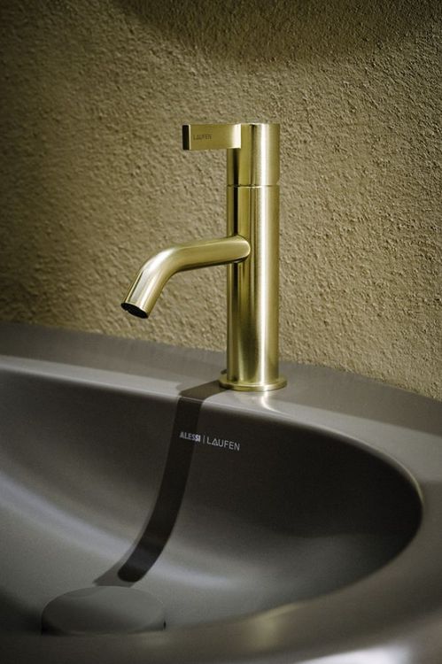 Baterie Kartell • LAUFEN kombinují nadčasové linie s metalickými povrchy. Kromě tradiční chromované verze jsou k dispozici v efektní matné a lesklé zlaté, zlatorůžové, černé v matu nebo inox kartáčované oceli. Zamilují si je především milovníci luxusu a designových prvků. (Zdroj: Laufen)