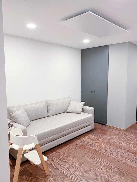 Infrapanel Heatwell na stropě (Zdroj: Infratopení Heatwell.cz)