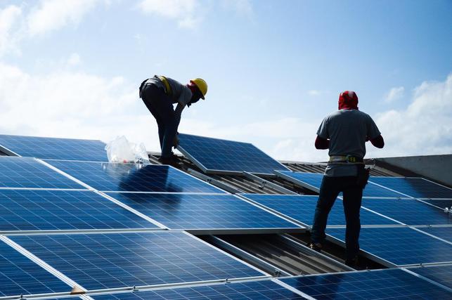 Instalace fotovoltaických panelů (Zdroj: Shutterstock)