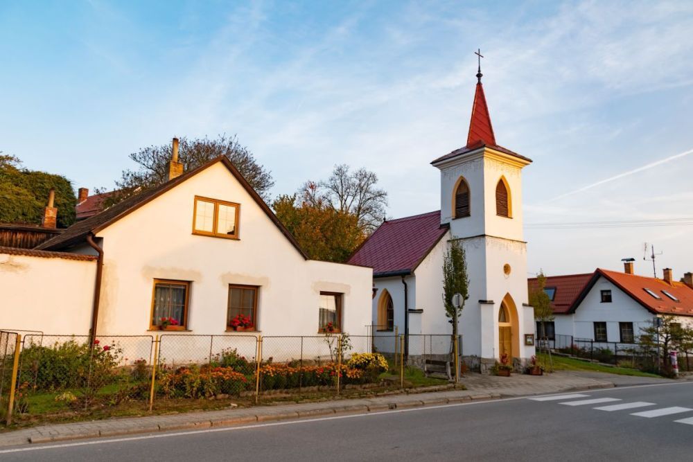 Horní Ves na Vysočině, oplocená předzahrádka (Zdroj: Shutterstock)